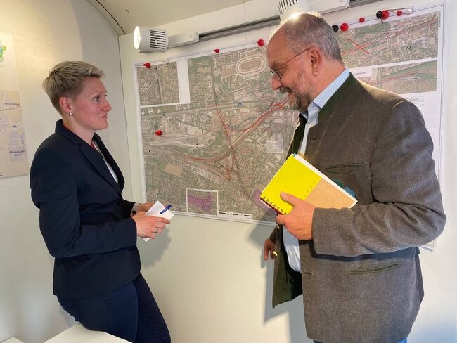 Peter Brück im Gespräch mit Michelle Dewald im Infowagen
