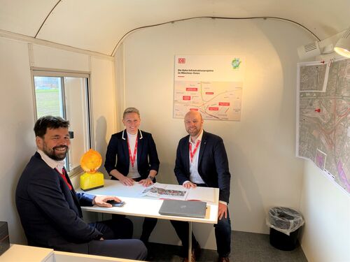 Michael Hatzel, Michelle Dewald, Norbert Barth sitzen um einen Tisch im Infowagen